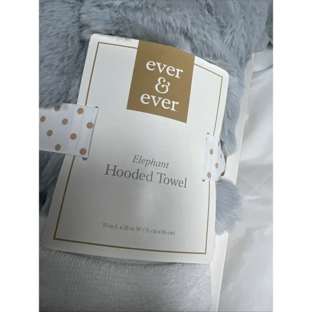 Elephant Hooded Towel By Ever & Ever (30 i L x 26 in W (76 cm x 66‎ cm))